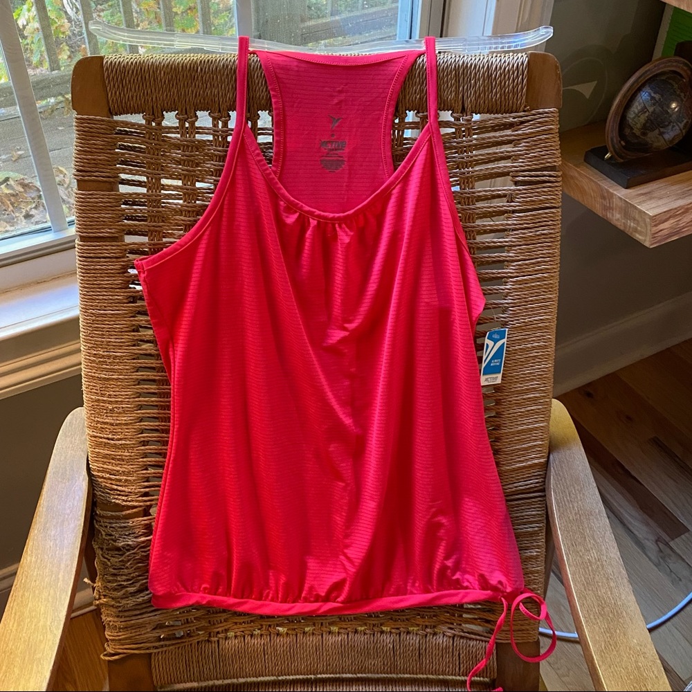 Old Navy Active top, size M NWT